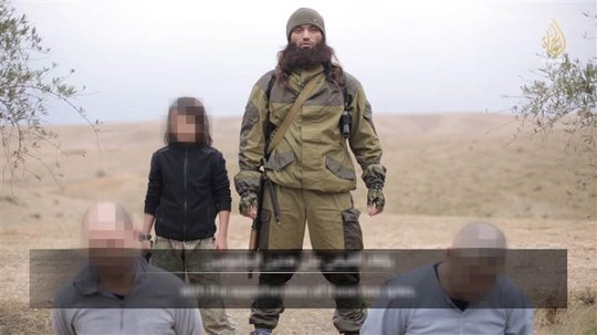 Sát thủ nhí thẳng tay giết hại 2 đồng hương trong video mới nhất của khủng bố IS