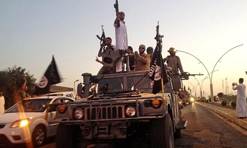 Khủng bố IS diễu hành trên một chiếc xe chiếm được của lực lượng an ninh Iraq