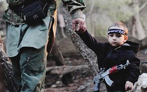 Cậu bé được cho là Ismail Mesinovic trong bức ảnh của khủng bố IS