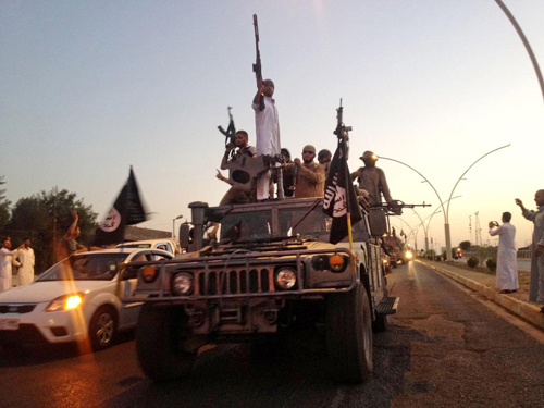 Phiến quân IS diễu hành trên xe quân sự cướp được từ quân đội Iraq ở Mosul hồi tháng 6
