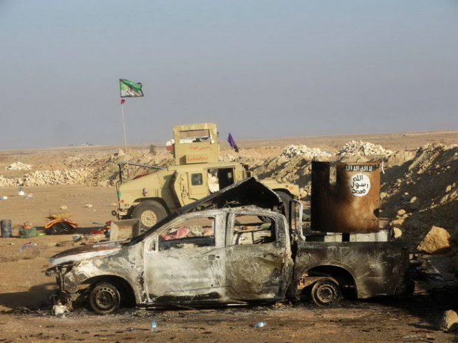 Một ô tô bị hư hại trong đợt không kích nhằm vào khủng bố IS của liên quân