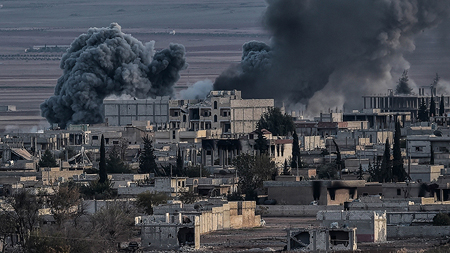 Khói đen bốc lên sau khi máy bay không kích phiến quân IS tại thành phố Kobane, Syria