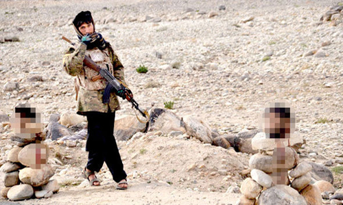 Một phiến quân Taliban đứng canh đầu các tay súng của tổ chức khủng bố  IS