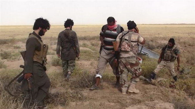Các tay súng thuộc tổ chức khủng bố IS tại một địa điểm không xác định ở Iraq