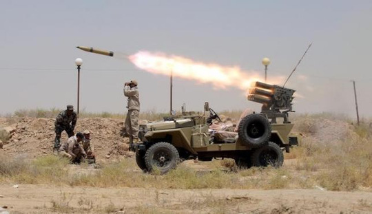 Lực lượng người Shiite bắn rốc két nhằm vào khủng bố IS bên ngoài TP Falluja. Ảnh: Reuters