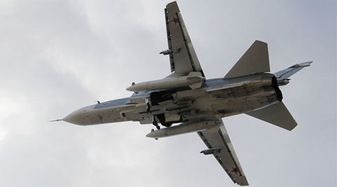 Một máy bay ném bom Su-24 cất cánh từ sân bay Latakia, Syria