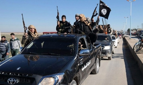 Đoàn xe chở phiến quân Nhà nước Hồi giáo ( khủng bố IS)đi trong thị trấn Tel Abyad, đông bắc Syria, hồi tháng 5