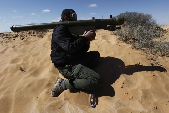 Một phiến quân Libya cầm hệ thống tên lửa vác vai SA-7 ở thị trấn Ras Lanouf, miền Đông Libya