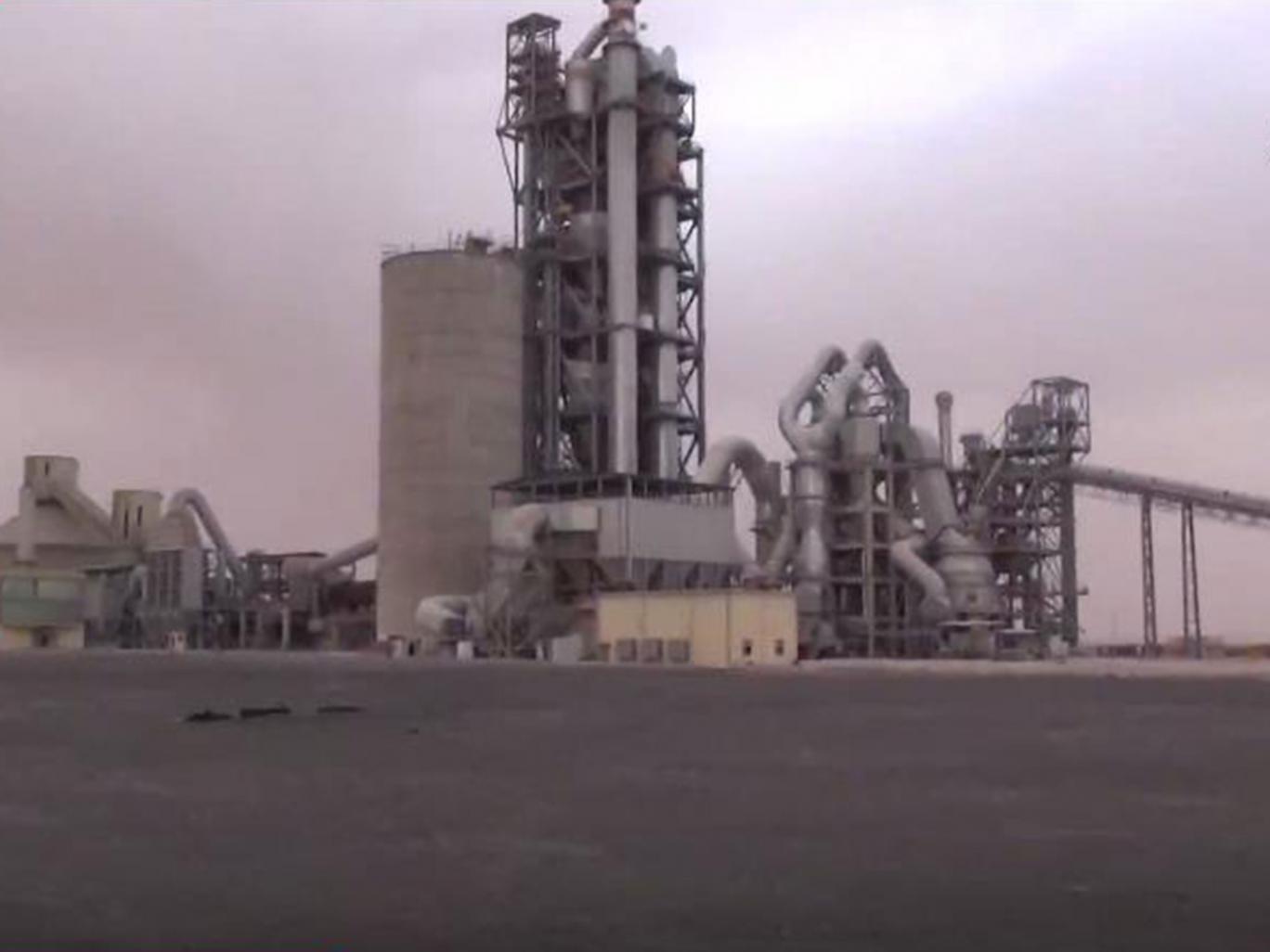 Tổ chức khủng bố IS tung một video tuyên truyền cho thấy các phần tử thánh chiến ở bên trong nhà máy xi măng nơi chúng bắt cóc hàng trăm công nhân vào ngày 4/4
