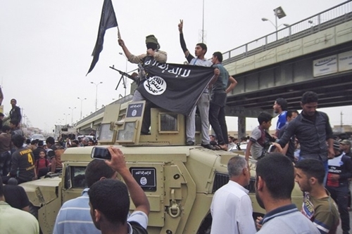 Phiến quân IS ăn mừng trên một phương tiện quân sự của lực lượng an ninh Iraq ở Fallujah, thành phố giáp Ramadi