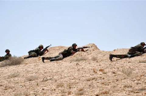 Lính Syria trên vị trí chiến đấu ngoài thành phố cổ Palmyra