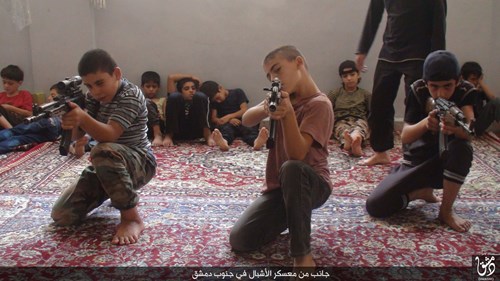 Khủng bố IS đào tạo trẻ em thành các chiến binh Hồi Giáo 