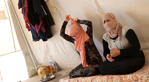 Hai chị em người Yazidi tại một trại tị nạn ở Iraq sau khi trốn thoát khỏi tổ chức khủng bố  IS