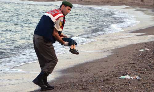 Thi thể bé trai người Kurd ở Syria dạt vào bờ biển của Thổ Nhĩ Kỳ hồi đầu tháng