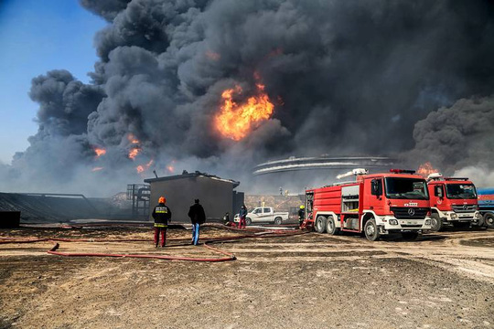 Lính cứu hỏa cố gắng dập tắt đám cháy ở Es Sider hồi tuân trước