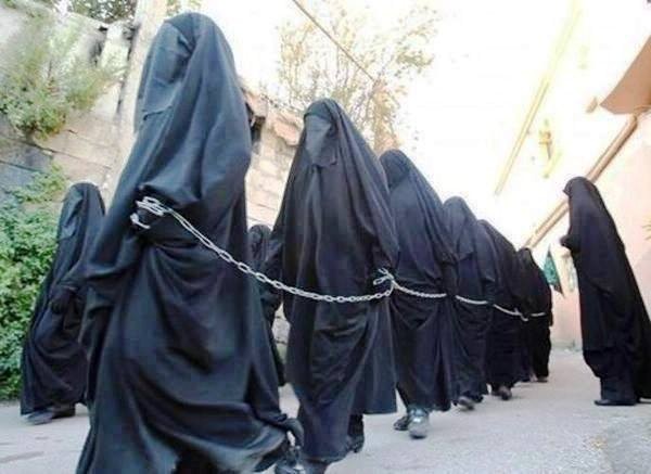 Những cô gái ngoại đạo bị ép làm nô lệ tình dục phục vụ các chiến binh IS. Họ bị bán ngoài chợ với giá rẻ mạt như những món hàng hóa