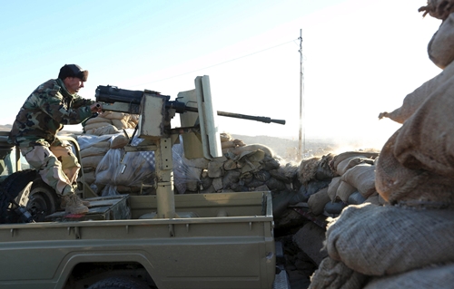 Một tay súng Peshmerga người Kurd nã đạn về phía phiến quân Nhà nước Hồi giáo ở thị trấn Sinjar ngày 12/11