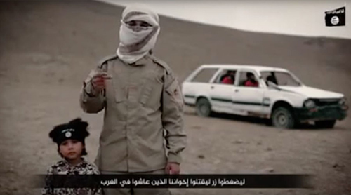 Isa Dare và một kẻ bịt mặt trong video tuyên truyền mới nhất của khủng bố IS