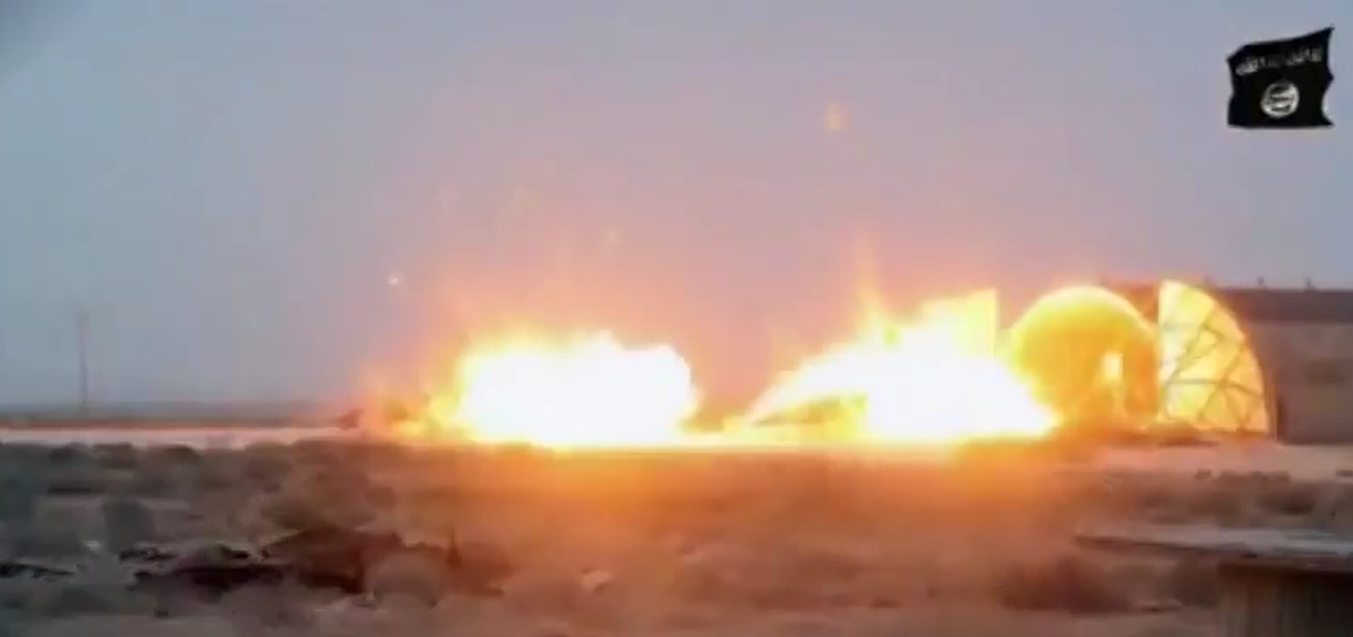 Hình ảnh trong video cho thấy, khủng bố IS phá hủy 2 máy bay tại căn cứ quân sự ở Libya