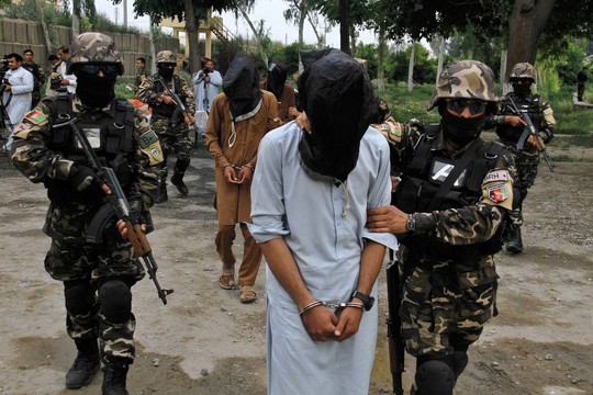 Lực lượng an ninh Afghanistan bắt các phần tử nghi là tay súng Taliban