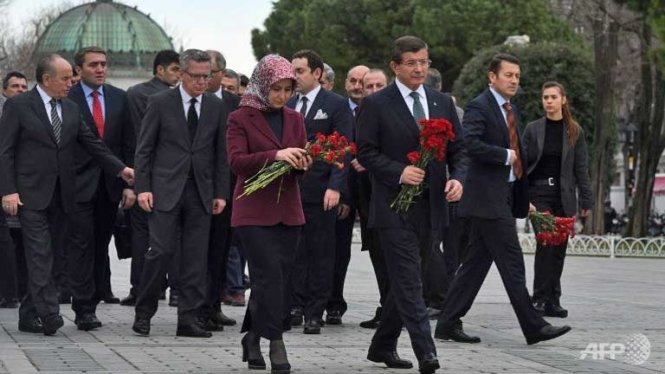 Thủ tướng Thổ Nhĩ Kỳ Ahmet Davutoglu (phải) và phu nhân cùng Bộ trưởng Nội vụ Đức Thomas de Maiziere đến đặt hoa tưởng niệm các nạn nhân trong vụ đánh bom liều chết do khủng bố IS thực hiện