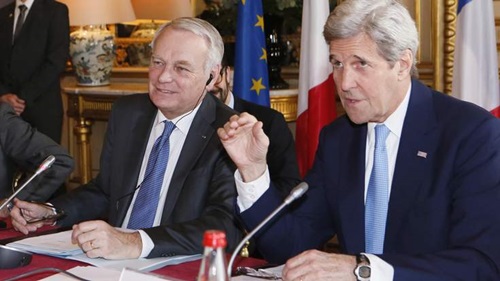 Ngoại trưởng Mỹ John Kerry (phải) trong phiên thảo luận diễn ra hôm qua ở Paris, Pháp