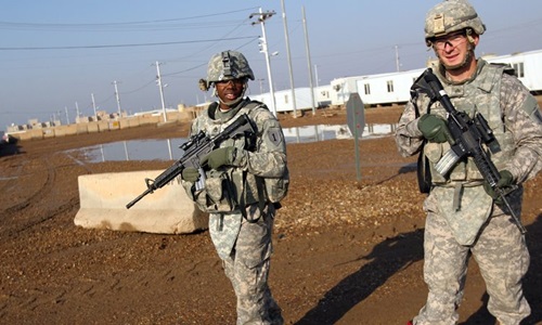 Binh sĩ Mỹ tuần tra tại căn cứ Taji, phía bắc thủ đô Baghdad, Iraq
