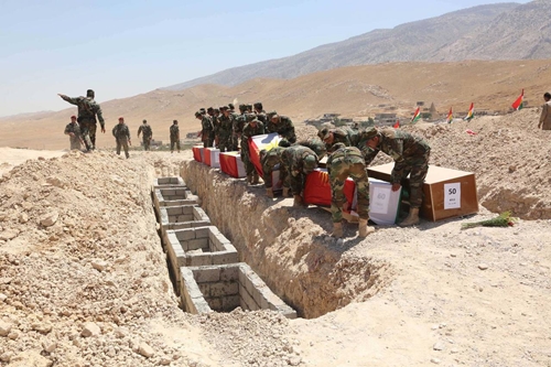 Lực lượng Peshmerga người Kurd hôm qua đưa quan tài chứa thi thể người Yazidi bị khủng bố IS sát hại đi chôn cất