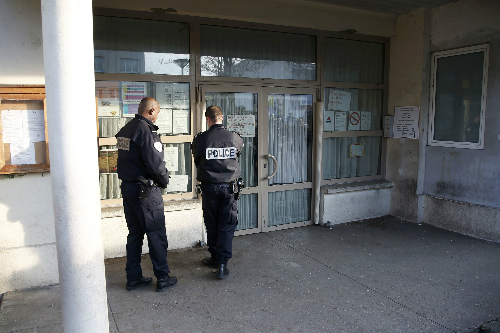 Cảnh sát đứng bên ngoài trường mẫu giáo, nơi xảy ra vụ tấn công