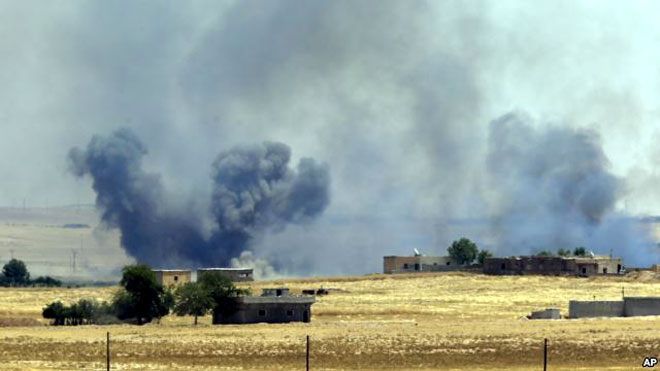 Khói từ một cuộc không kích của Mỹ tấn công khủng bố IS tại vùng ngoại ô Tal Abyad, Syria