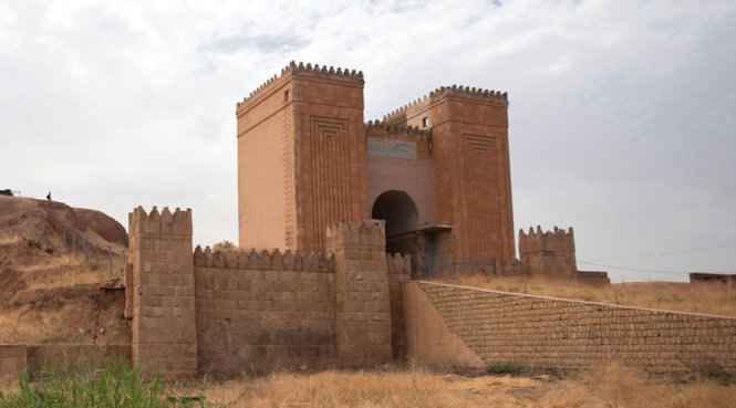 Một công trình kiến trúc cổng thành Mashqi 2000 tuổi bị khủng bố IS phá hoại 