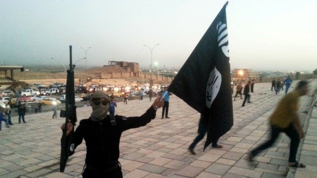 Phiến quân IS giơ cao cờ của tổ chức khủng bố này
