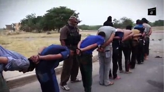 Các tù nhân trước khi bị khủng bố IS đưa đến địa điểm hành quyết