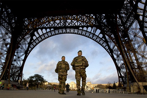 Binh lính Pháp canh giữ phía dưới tháp Eiffel hôm chủ nhật vừa qua