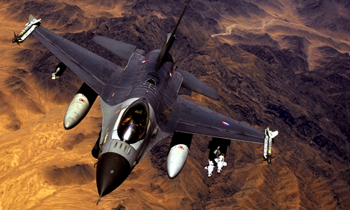 Chiến đấu cơ F-16 của Hà Lan lần đầu không kích khủng bố IS tại Syria 