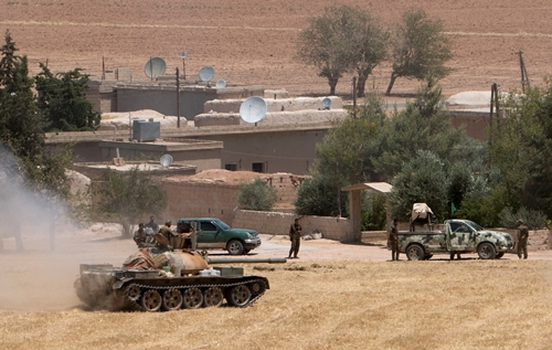 Các đơn vị Bảo vệ Người dân (YPG) tập trung tại hướng đông thị trấn Tel Abyad, tỉnh Raqqa