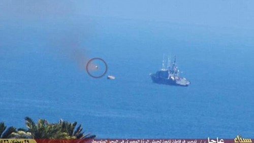 Tên lửa (trong vòng tròn) được bắn ra từ phía các tay súng khủng bố trên bờ biển