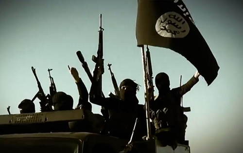 Khủng bố IS giương cờ và súng tại một địa điểm chưa xác định trong một video chúng đăng tải