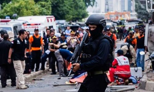 Cảnh sát tại hiện trường một địa điểm bị khủng bố IS tấn công ở thủ đô Jakarta, Indonesia hồi tháng 1