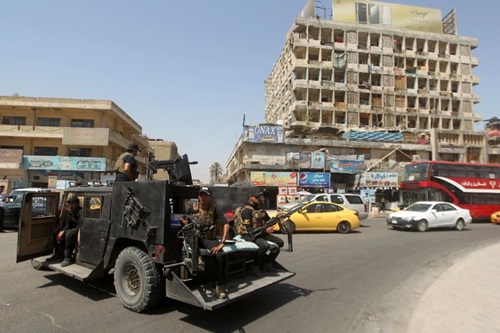 Lực lượng an ninh Iraq tuần tra phía ngoài chợ Shorja, trung tâm Baghdad, hôm 16/7
