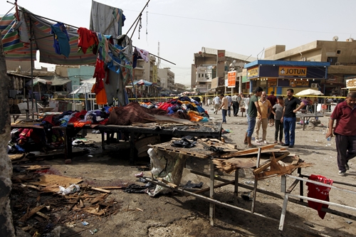 Người dân tập trung tại hiện trường vụ đánh bom đầu tiên làm 12 người chết ở thủ đô Baghdad