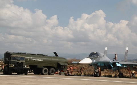 Máy bay Su-34 của Nga đang được tiếp nhiên liệu để chuẩn bị tấn công tổ chức khủng bố IS