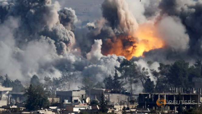 Thị trấn Kobani, Syria gần biên giới Thổ Nhĩ Kỳ chìm trong biển lửa sau một cuộc không kích