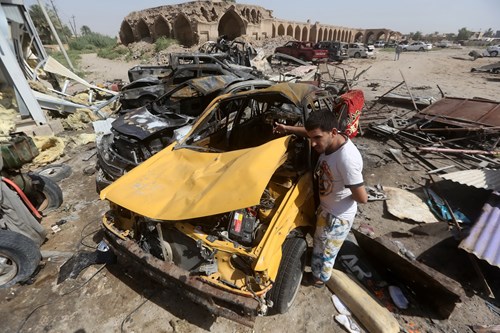 Vụ đánh bom của tổ chức khủng bố IS khiến nhiều xe hơi bốc cháy
