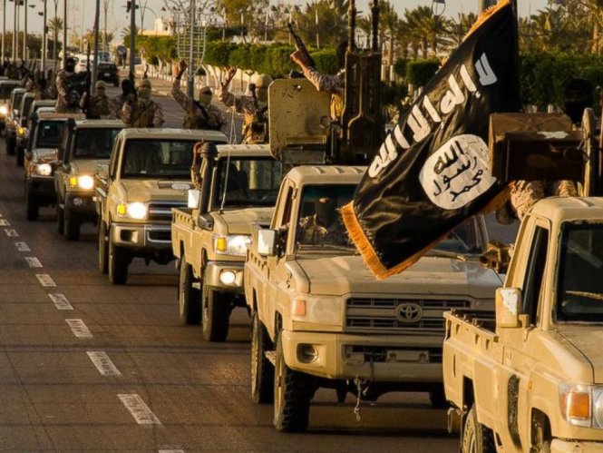 Các tay súng khủng bố IS diễu hành ở Sirte hồi tháng 2/2015