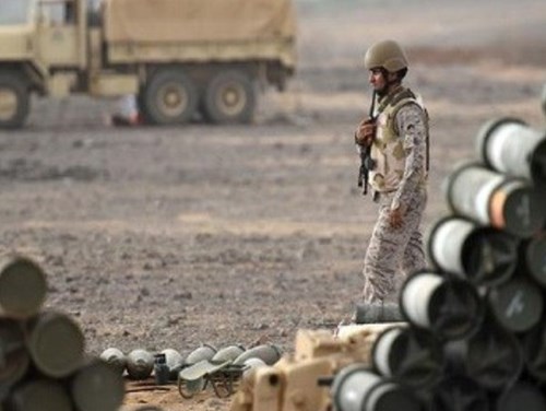 Một người lính Saudi Arabia đi bộ gần một bãi chứa đạn dược