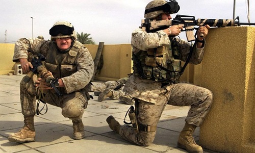 Binh sĩ thuộc lực lượng lính thủy đánh bộ Mỹ đang làm nhiệm vụ tiêu diệt phiến quân khủng bố IS
