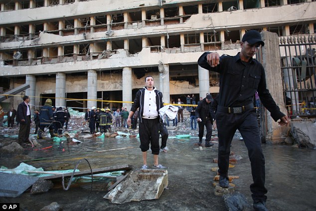 Hiện trường một vụ đánh bom vào trụ sở cảnh sát ở Ai Cập