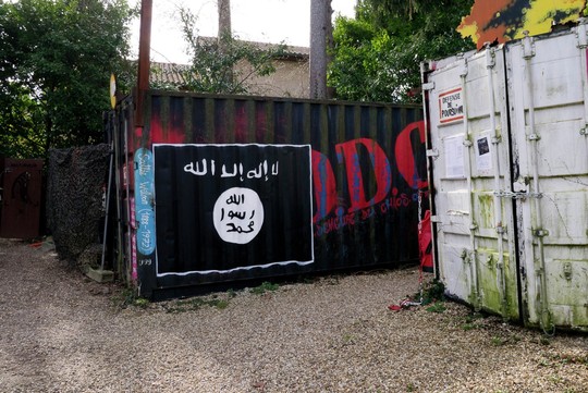 Lá cờ của khủng bố IS trên ngõ phố ở Syria