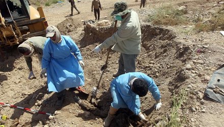 Lực lượng an ninh Iraq kiểm tra hố chôn tập thể các nạn nhân được cho bị khủng bố IS giết hại tại Tikrit, Iraq hồi tháng 4/2015